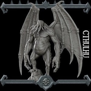 Puede incluir: Una escultura gris y detallada de Cthulhu, un monstruo ficticio con tentáculos, alas y un cuerpo grande y redondo. La escultura está de pie sobre una base con un diseño de calavera.