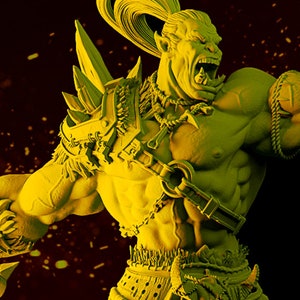 Könnte beinhalten: Eine gelb-grüne Figur eines Ork-Kriegers mit einem grimmigen Ausdruck, der in der einen Hand eine Waffe und in der anderen eine geballte Faust hält. Der Ork trägt eine Rüstung und eine Halskette und hat einen langen, geflochtenen Pferdeschwanz.