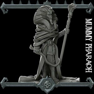 Puede incluir: Una figura miniatura pintada de gris de un faraón momia sosteniendo un bastón. El faraón lleva un tocado y una túnica larga. La figura está de pie sobre una base con las palabras "Mummy Pharaoh" impresas en ella.