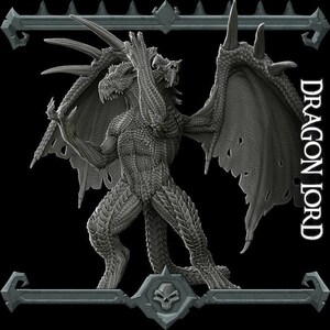 Peut inclure: Sculpture détaillée en tons gris d'un dragon en position dynamique, avec des ailes déployées et des griffes acérées. Le texte "DRAGON LORD" est affiché verticalement à droite. Le dragon est sur fond noir, encadré d'éléments décoratifs.