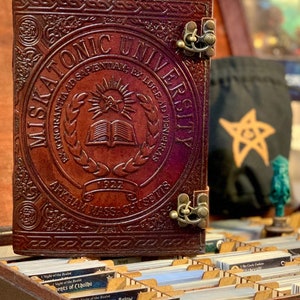 Miskatonic Universität Leder Notizbuch - Braun | Zeitschrift | Arkham Horror LKG Wahllogbuch