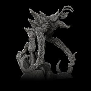 Op de afbeelding: Een gedetailleerd, grijs, 3D-geprint model van een monsterlijk wezen met scherpe klauwen en een gapende bek. Het wezen is in een dynamische houding geposeerd, met zijn klauwen uitgestoken en zijn hoofd naar achteren gekanteld in een brul.