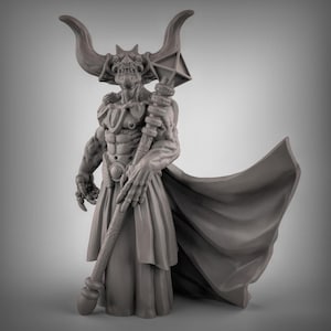 Puede incluir: Una figura miniatura gris y detallada de un demonio con cuernos, un bastón y una capa fluida. El demonio lleva un taparrabos y tiene una expresión amenazante.