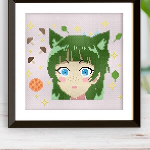 Könnte beinhalten: Kreuzstich-Kunstwerk eines Anime-Charakters mit grünen Haaren und Katzenohren, blauen Augen und einem rosafarbenen Teint. Das Kunstwerk ist in einem schwarzen Rahmen gerahmt und zeigt gelbe Sterne und Blätter auf rosa Hintergrund.