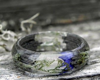 Wood ring with forest moss and corn flower