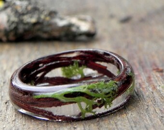 Houten ring met groen bosmos