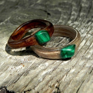Houten ring met malachiet, band met onregelmatige vorm