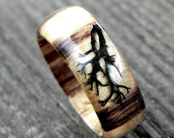 Houten herenring, bosnatuurring, mosring, gestreepte houten ring, minimalistisch, bos voor jou, korstmosharsring, epoxyhouten ring, houten herenring.