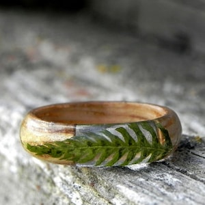 Light oak ring with forest fern