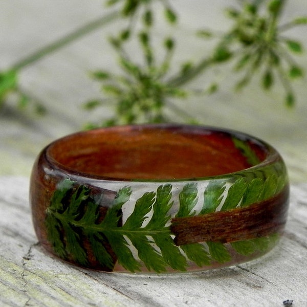 Harzring mit Naturfarn und Waldrinde