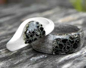 Houten ringset, ringen van moshars, unieke trouwringen, gebogen houten trouwringset, korstmos houten ring, IJslandse ring, ringen met natuurthema