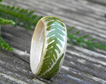 Houten ring met natuurvaren voor bosbruiloft