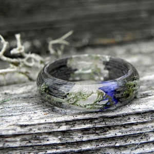 Anello magico invernale, anello di muschio della foresta, anelli di nozze di legno, anello di legno di fiori, anello di legno di resina, anello di legno celtico, anello weddig delle donne, anello d'amore