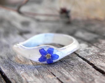 Ring vergeet-mij-nietje, witte houten ring, mooie houten ring, bosring dames, bloemenring, natuurtrouwring, blauwe bloemenring, harsring
