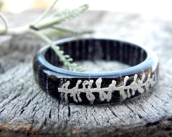 bostrouwring, houten beloftering, houten plantenring vrouwen, hars bosring, zwarte houten ring, santolina plantenring, bos voor jou