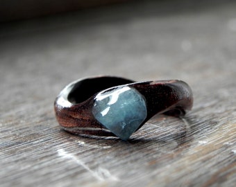 Bosstenen ring, Aquamarijn-ring, gebogen houten ring, houten herenring, blauwe stenen ring, bosnatuur, forestforyou, uniek hout, ringforyou