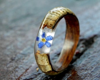Vergeet-mij-nietjering, notenhouten ring, mooie houten ring, bosring dames, bloemenring, natuurtrouwring, blauwe bloemenring, bos voor jou