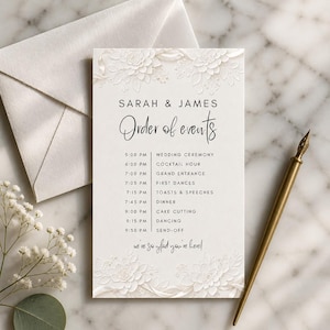 Könnte beinhalten: Eine rechteckige Hochzeits-Programmkarte mit weißen geprägten Blumenmustern oben und unten. Der Text lautet Sarah & James, Order of events, und listet einen Zeitplan von 17:00 bis 21:30 Uhr auf, der mit we're so glad you're here endet.
