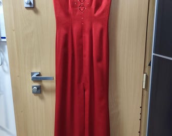 Lange jurk met rode kristallen