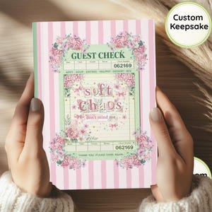 Może przedstawiać: Zestaw trzech ceramicznych kubków z nakrapianym, matowym wykończeniem. Kubki są w odcieniach kremu, jasnoszarym i ciemnoszarym. Każdy kubek ma prosty, minimalistyczny design.