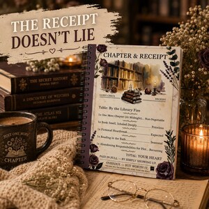 Op de afbeelding: Een spiraalgebonden notitieboek getiteld CHAPTER & RECEIPT met een aquarelillustratie van een bibliotheek, kaarsen en boeken. De tekst somt items op zoals One More Chapter, Book Smell en Fictional Heartbreak, met een totaal van YOUR HEART.