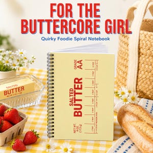 Könnte beinhalten: Ein spiralgebundenes Notizbuch mit hellgelbem Einband und einem roten Grafikdesign, das eine gesalzene Butterverpackung imitiert, inklusive der Aufschrift "SALTED BUTTER", "GRADE AA" und "NET WT. 4 OZ. (113 g)" sowie Maßangaben.