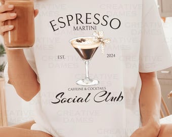 Könnte beinhalten: Weißes T-Shirt mit einem schwarzen grafischen Design, das ein Martini-Glas mit Kaffee und den Text "Espresso Martini" mit den Worten "Est. 2024" und "Caffeine & Cocktails Social Club" zeigt.