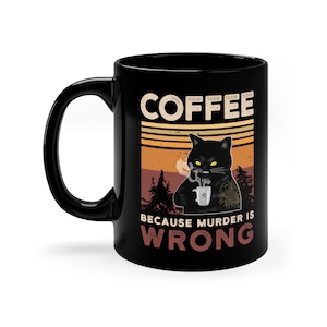 Può includere: Tazza da caffè in ceramica nera con un disegno di gatto nero. Il gatto tiene in mano una tazza di caffè e ha un tatuaggio. La tazza riporta le parole "COFFEE BECAUSE MURDER IS WRONG" in stile retrò.
