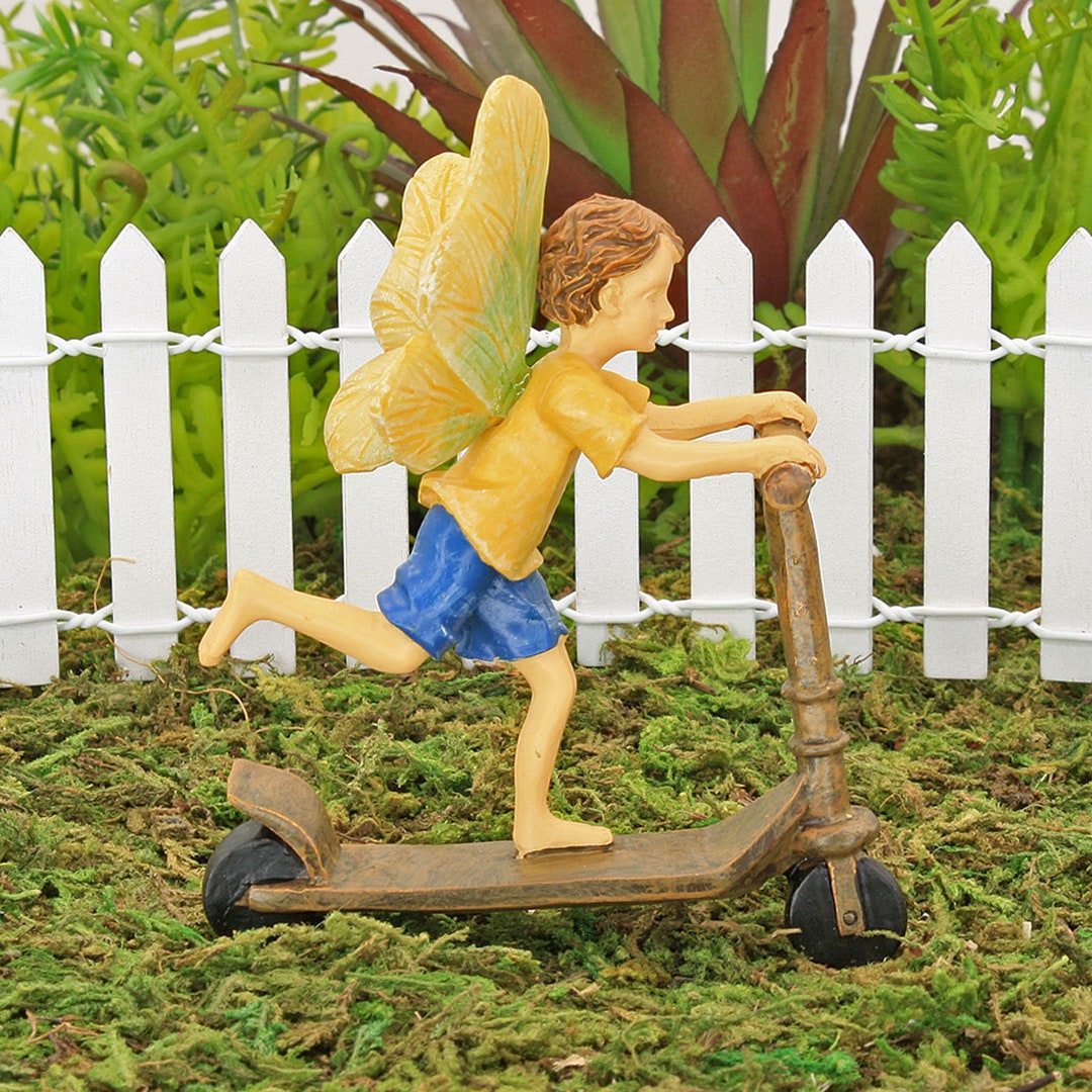 Fée garçon sur scooter, fée garçon miniature avec scooter, figurine de  jardin féerique, accessoire de jardin féerique, décoration de gâteau, The  Fairy Garden UK -  Canada
