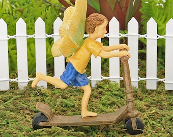 Hada niño en patinete, Hada niño en miniatura con patinete, Figura de jardín de hadas, Accesorio de jardín de hadas, Adorno para tarta, The Fairy Garden UK