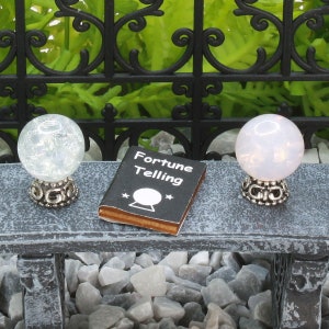 Boule de cristal miniature et livre divinatoire, deux choix de couleurs, accessoire de jardin féerique Halloween, The Fairy Garden Royaume-Uni