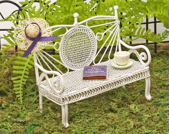 Faule Tage Weiße Gartenbank, Lila Kollektion mit Sonnenhut, kleinem Buch, Teetasse und Untertasse, Feenbank, Feengartenmöbel