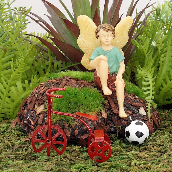 Sitzender Junge Fee, rotes Trike, Fußball, Miniatur sitzender Junge Fee, rotes Trike und Fußball, The Fairy Garden UK