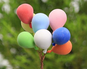Può includere: Un grappolo di piccoli palloncini con finitura opaca nei colori rosso, azzurro, rosa, giallo, verde, bianco, blu scuro e arancione. Ogni palloncino è fissato a un sottile stelo in filo di rame intrecciato che si unisce alla base in un bouquet.