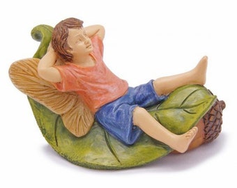 Statuetta da giardino fatato del ragazzo addormentato: decorazione per torta in miniatura