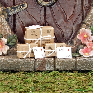 Posta delle fate, pacchetti e lettere in miniatura, lettere per la casa delle bambole, pacchi in miniatura, cartoline, accessori per giardini delle fate, The Fairy Garden UK