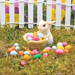 Osterhase mit bunten Ostereiern, Miniatur-Osterhase, Miniatur-Ostern-Feengartenzubehör, the Fairy Garden UK