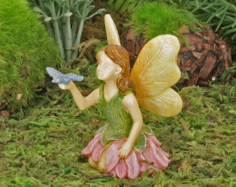 Sollevare, fata inginocchiata con piccolo uccello blu, figura fatata in miniatura, regalo fatato, accessorio da giardino fatato, regalo fatato, il giardino delle fate UK