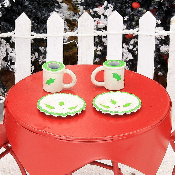 Weihnachts-Holly-Teller und Tassen-Set, Miniatur-Elfenteller und Tassen-Set, Weihnachtsfee-Tee-Party, Puppenhaus-Tee-Set, The Fairy Garden UK