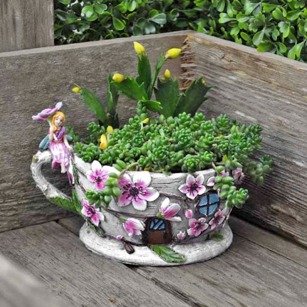 Jardinière de tasse de thé avec fée assise, porte et fenêtre de fée, cadeau de fête des mères, cadeau d'anniversaire, accessoire de jardin féerique, The Fairy Garden Royaume-Uni