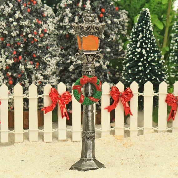 Traditional Lamp Post With Christmas Wreath Miniature Victorian