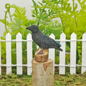 Corvo nero su palo, Corvo, Torre, Uccello nero in miniatura, Halloween, Casa delle bambole, Giardino delle fate in miniatura, Decorazione per torta, Il giardino delle fate, Regno Unito