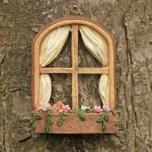 Feenfenster mit Fensterkasten, hängendes Feenfenster, Miniaturbaum hängendes Feenfenster, Feengartenzubehör, The Fairy Garden UK