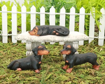 Figura de perro salchicha en miniatura, figura de perro salchicha de pelo liso negro y tostado, tres poses diferentes, perro en miniatura, The Fairy Garden UK