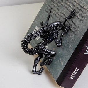 Detailed Resin Classic Alien Xenomorph Figure - Nostromo Crew Design Inspired, Perfect for Alien Movie Fans
