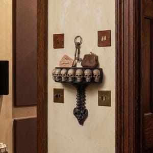 脊柱サポート付きゴシックスカルフローティングシェルフ - 珍奇なもの、奇妙なもの、そしてダークな家の美学のための不気味な壁装飾