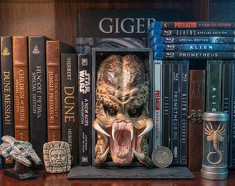 Sci-fi Monster Book Nook 3D Printed, Alien Hunter Bookshelf Insert