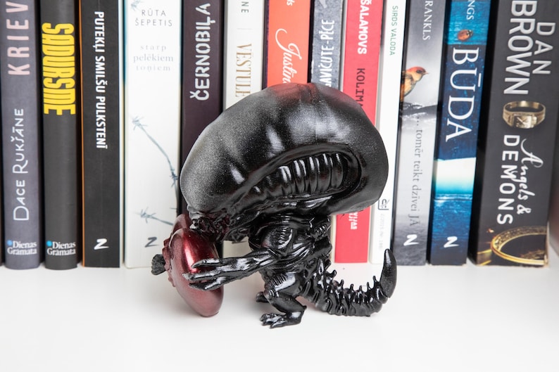 Romantic, Stylized Xenomorph With Red Heart Statue - Unique Sci-fi Gift ...