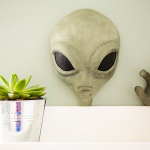 Cute Alien head decor art, Alien wall decor, Sci Fi Fantasy art 3d printed