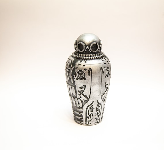 H.R.ギーガーの葬儀用骨壷にインスパイアされた、保管用のミニ骨壷